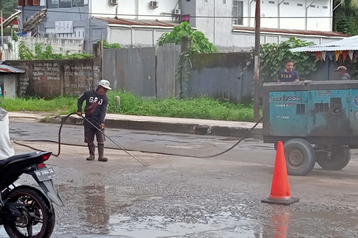 Jalan di kota Sorong diaspal menjelang kunjungan Presiden