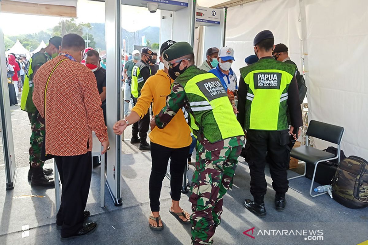 Pengunjung upacara pembukaan PON Papua lalui empat lapis pemeriksaan keamanan