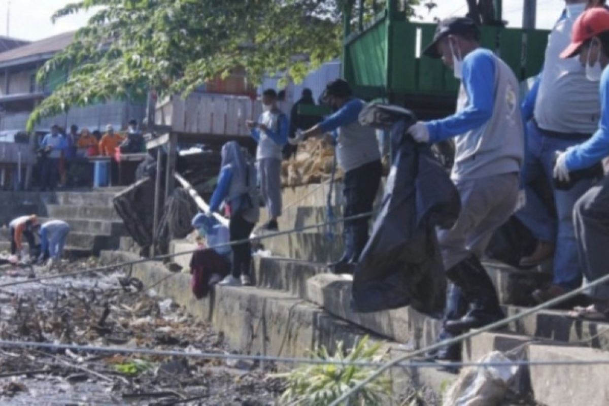 DLHK Mamuju ajak masyarakat jaga kebersihan muara sungai