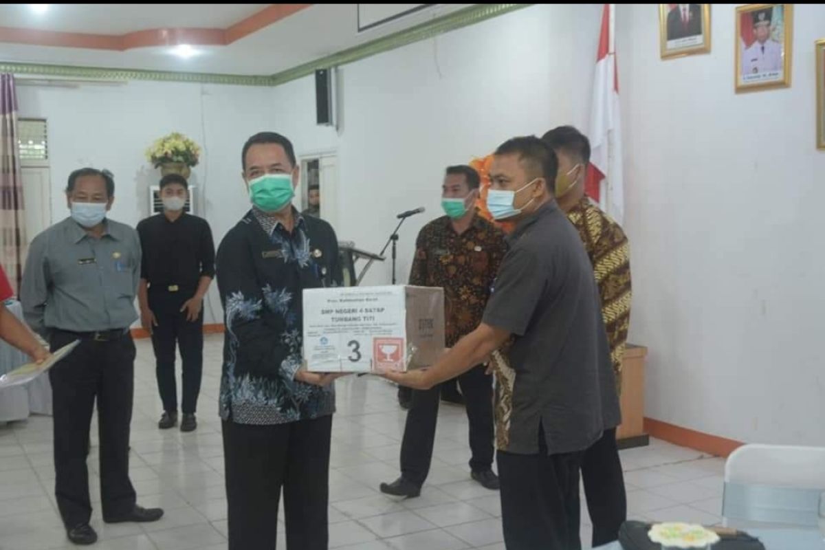 Penyerahan bantuan Kemendikbud ke SMP dan SMA di Ketapang