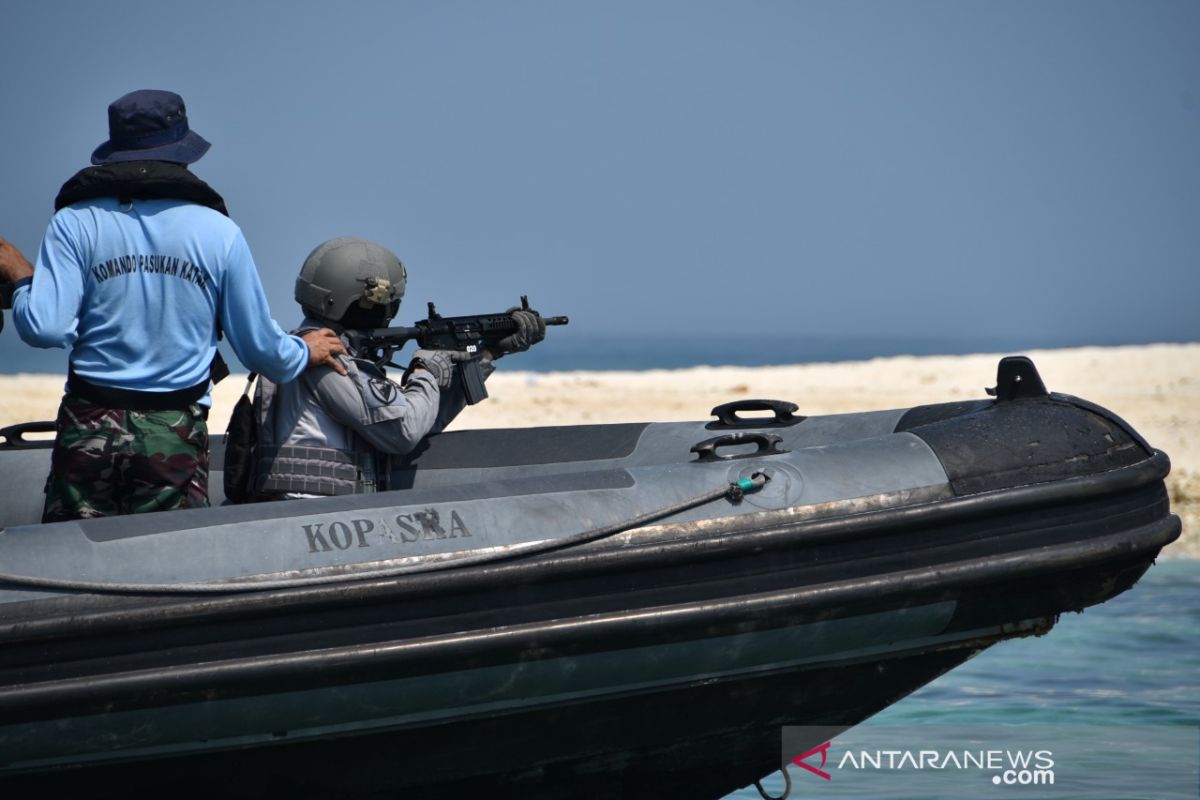 Pasukan elite Bakamla latihan menembak