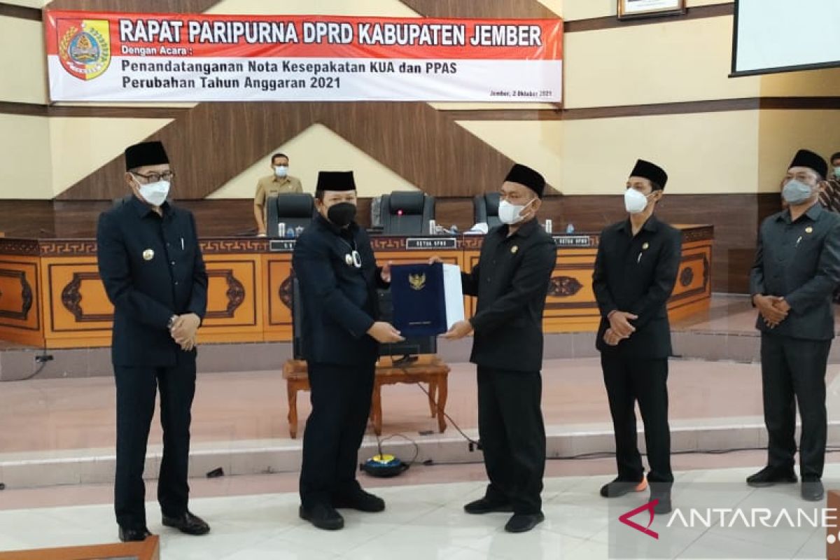 Penandatanganan KUA PPAS Perubahan APBD Jember diwarnai interupsi