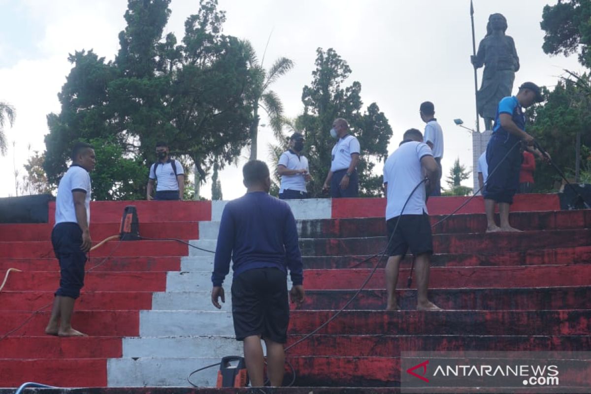 Lantamal IX/ Ambon bersihkan Monumen Martha Christina, teladani perjuangannya