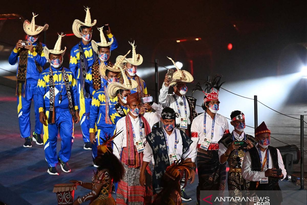 Defile kontingen NTT bertopi Ti'i Langga, tuan rumah disambut gempita