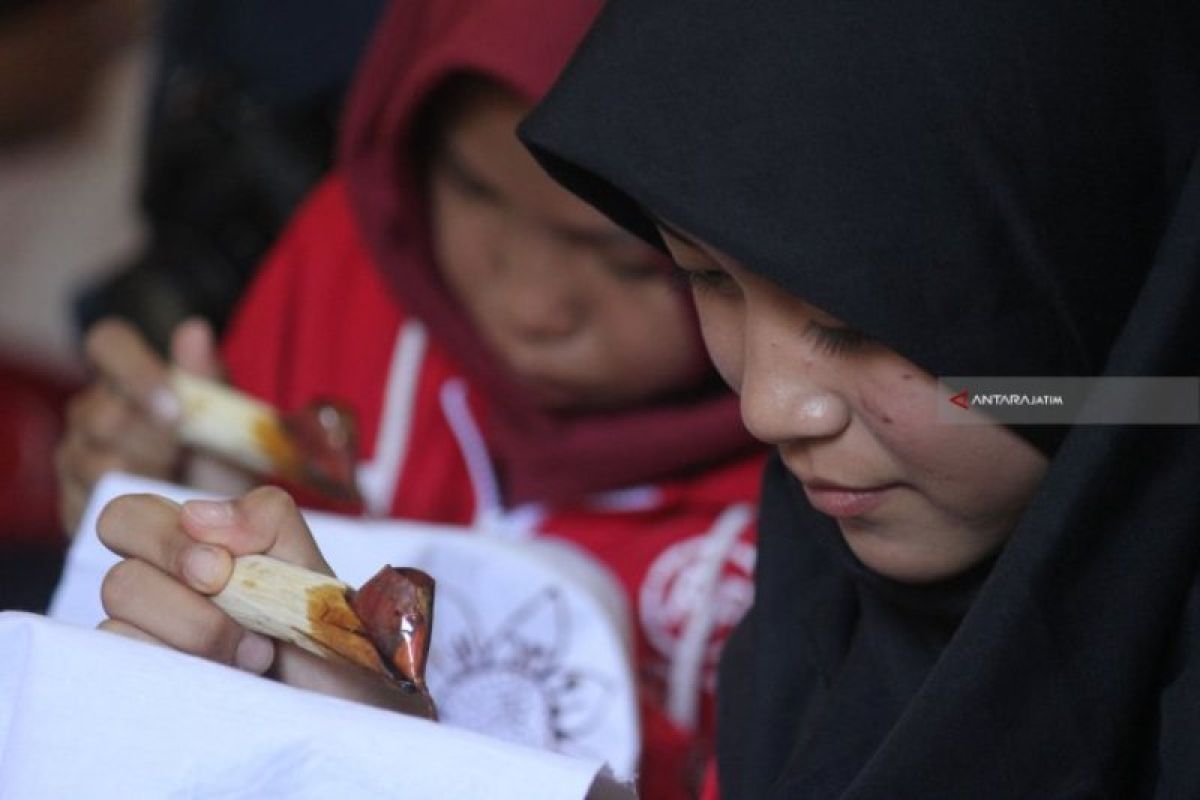 Gubernur Khofifah anjurkan beli batik asli