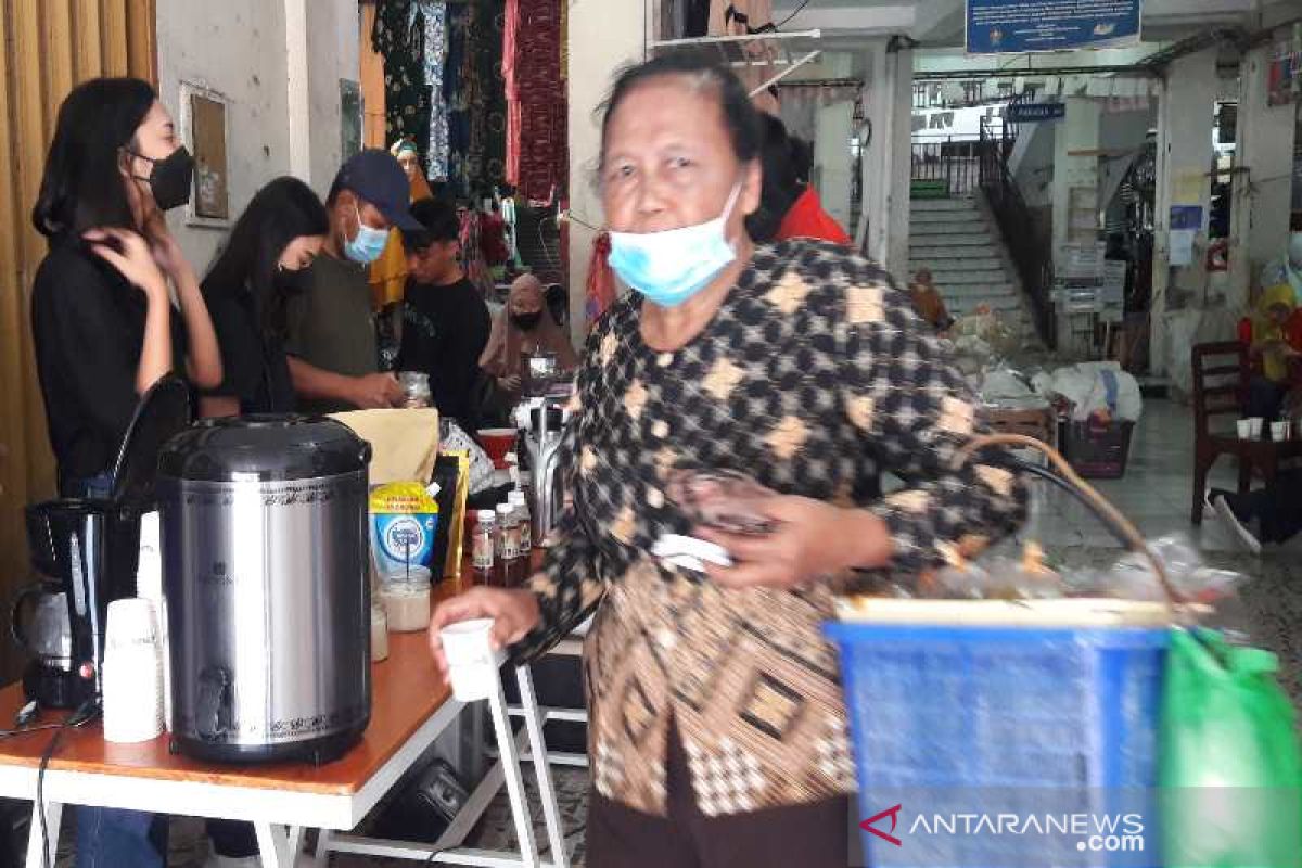 Sekolah Kopi Gemawang gelar kegiatan ngopi gratis di pasar tradisional