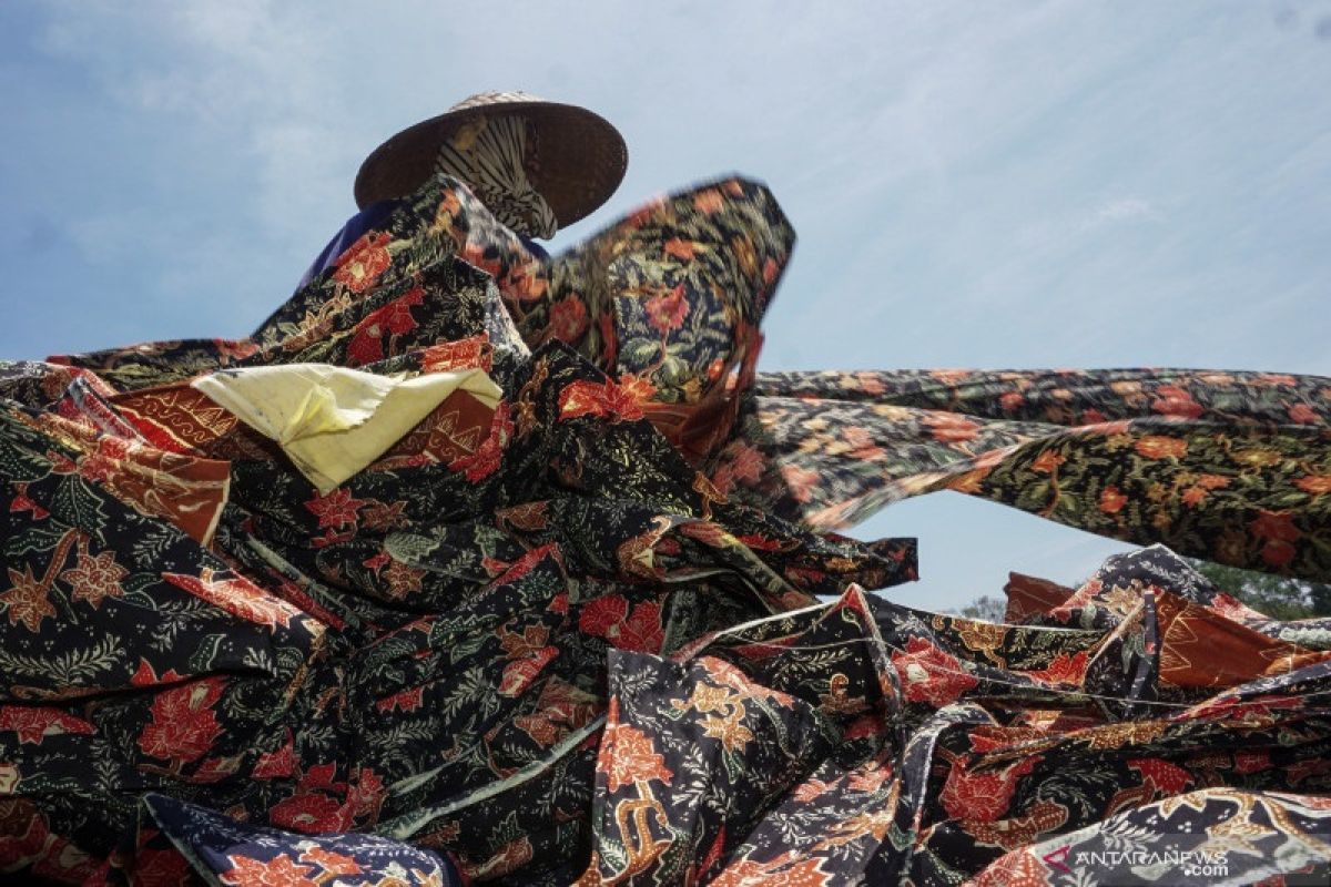 Creative Economy Minister urges people to help preserve batik