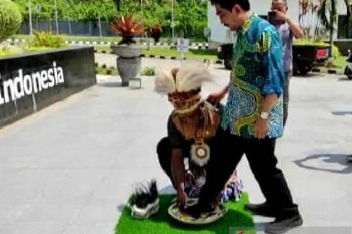 PLBN Skouw kenalkan prosesi penyambutan tamu dengan injak piring