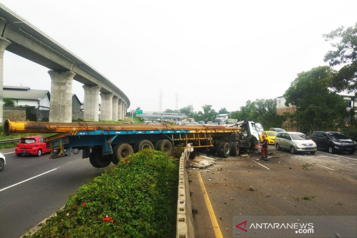 Truk trailer kecelakaan hingga ke jalur berlawanan di Tol Purbaleunyi