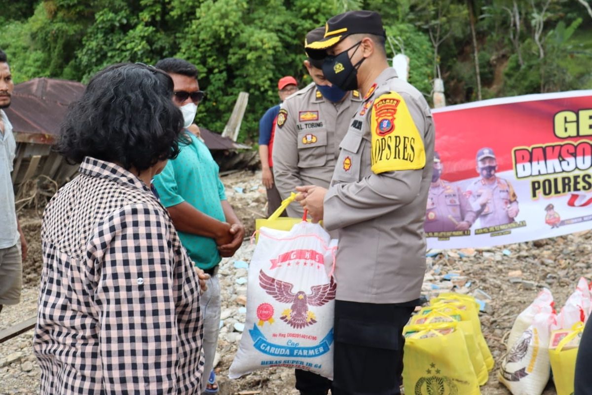 Kapolda Sumut serahkan bantuan bagi warga korban longsor di Simalungun