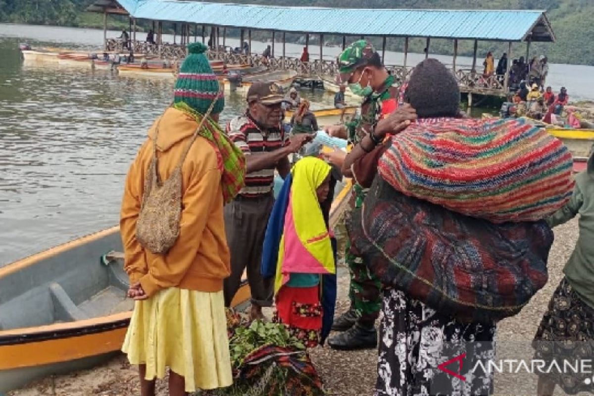 TNI bagi masker untuk warga Paniai di dermaga Aikay