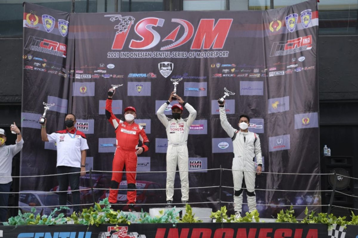 Pembalap Toyota Team Indonesia raih podium pertama di ITCR seri ke-3