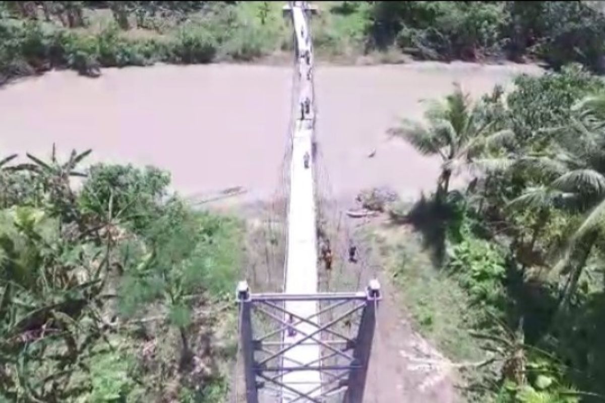 Jembatan gantung yang rusak di Nias  Utara sudah bisa dilalui