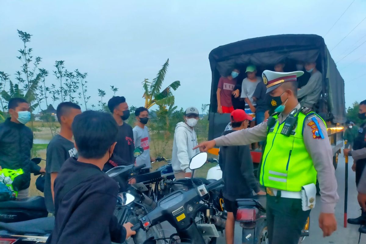 Polisi amankan puluhan motor dan remaja terlibat balap liar di Gresik