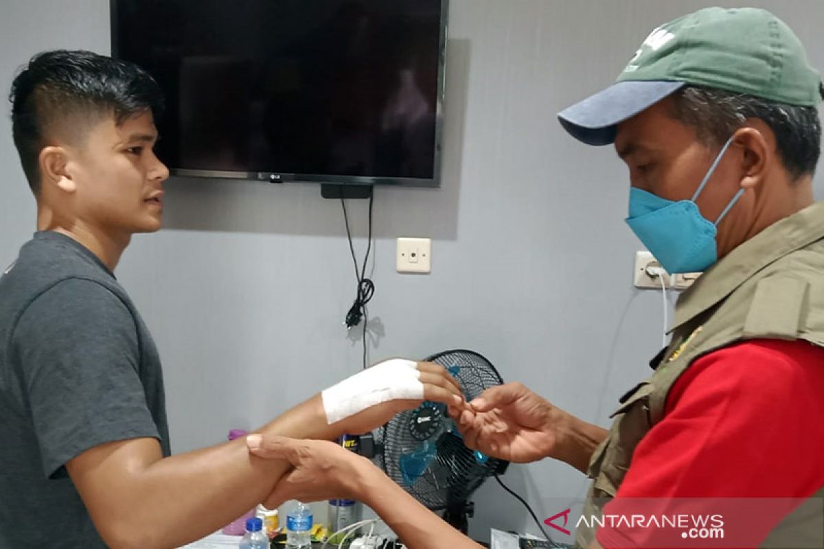 Dokter kontingen Sumbar pantau pemulihan atlet muaythai yang cedera