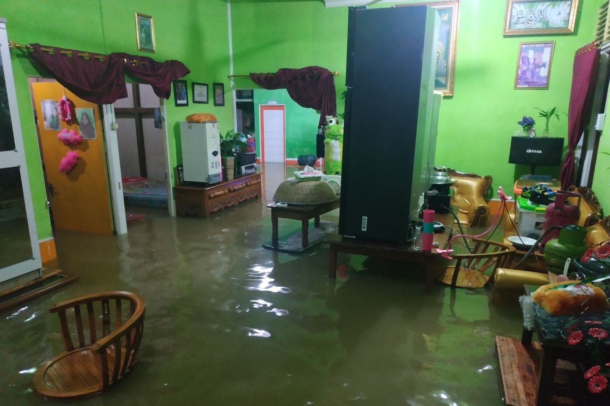 Banjir landa 10 kecamatan di Kapuas Hulu, akses jalan putus