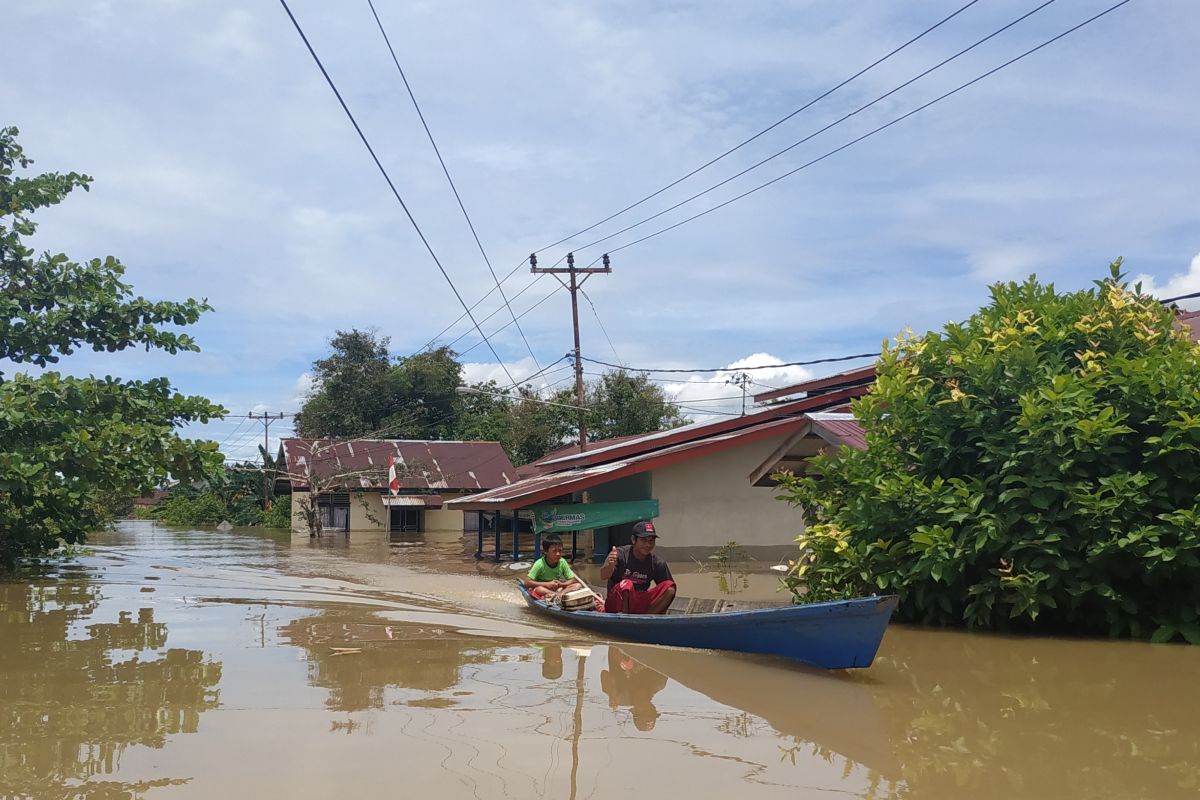 Tinjau lokasi banjir, Bupati Kapuas Hulu minta warga tetap waspada