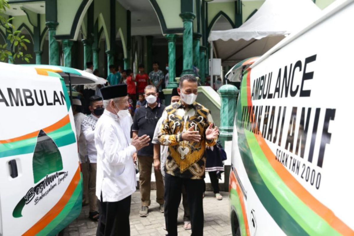 Sampaikan amanah almarhum ayahnya, Musa Rajekshah serahkan dua ambulans dan satu mobil usaha gratis