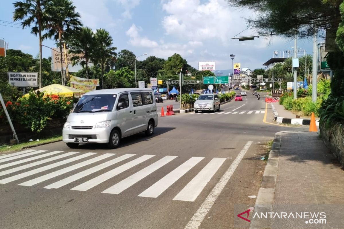 Polisi memberlakukan sistem satu arah atasi kepadatan di Jalur Puncak