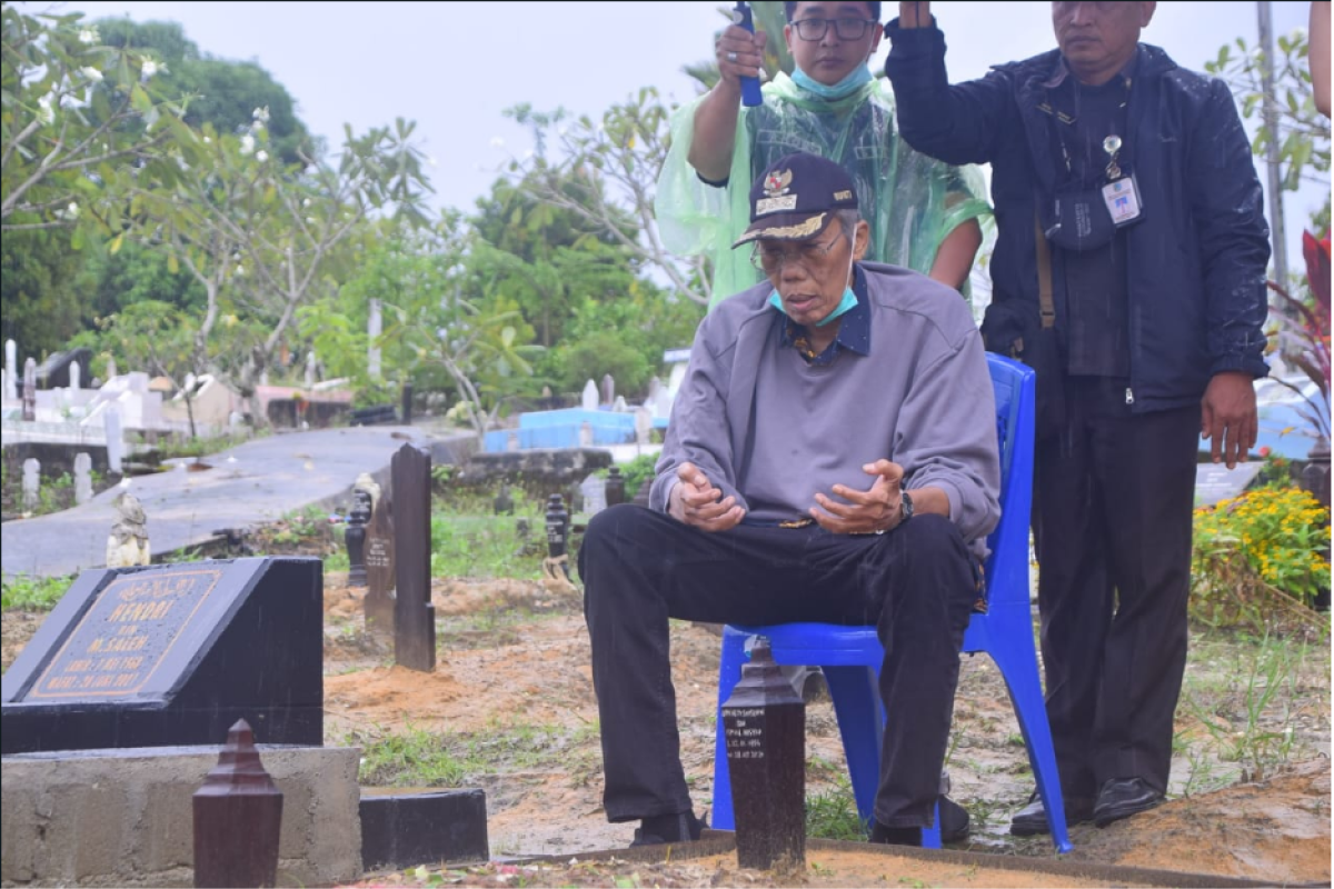 Jarot ziarah ke makam Wabup Sintang dan Ketua DPD Nasdem Sintang.