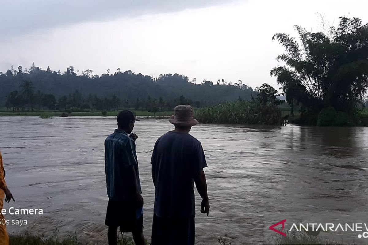 Warga Banggai hilang diterjang banjir saat menyeberang Sungai Sinorang