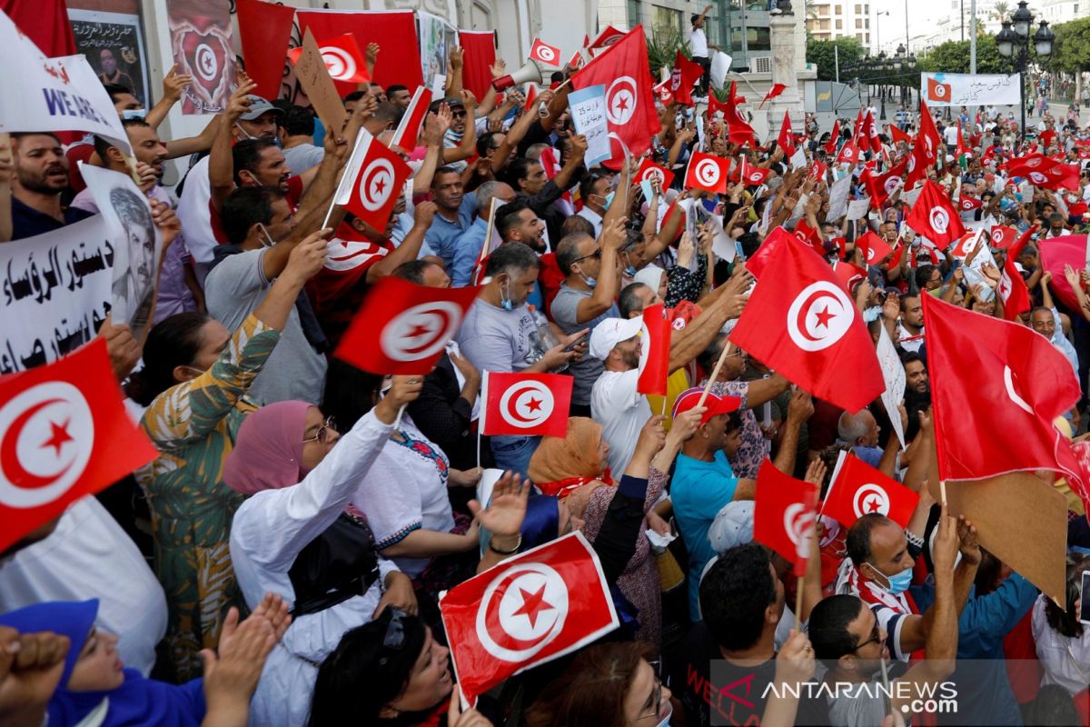 Ribuan warga Tunisia turun ke jalan menentang Presiden Keis Saied