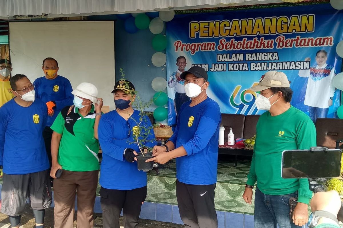 Banjarmasin Mayor launches my planting school program