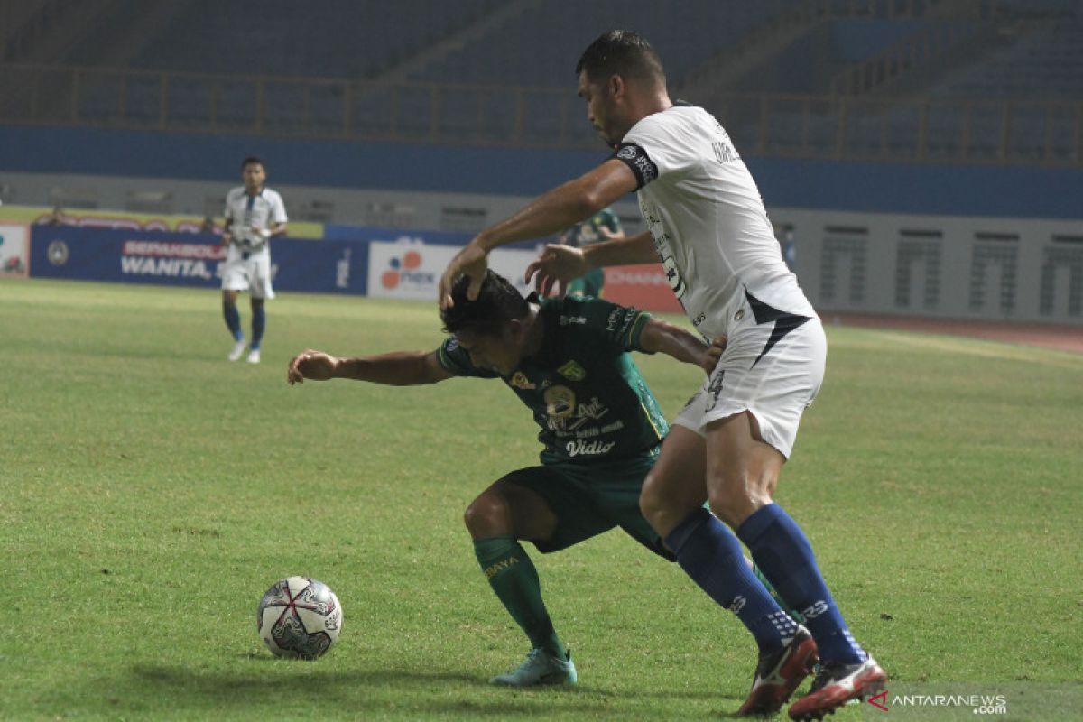 Hattrick Samsul Arif bawa keunggulan Persebaya atas Persikabo