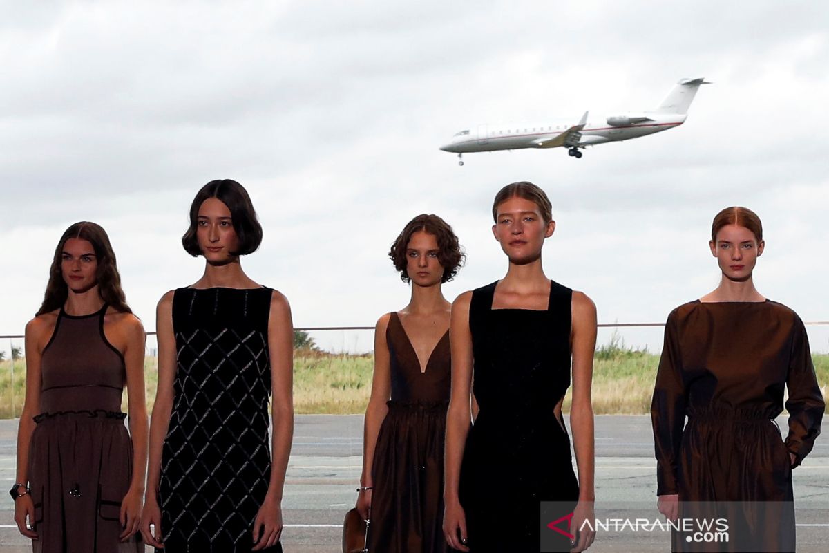Hermes buat pertunjukan catwalk Paris Fashion Week di hanggar bandara