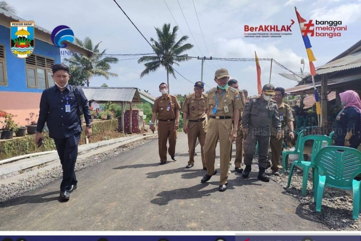 Bupati Pesisir Barat tinjau pembangunan jalan di Kecamatan Lemong