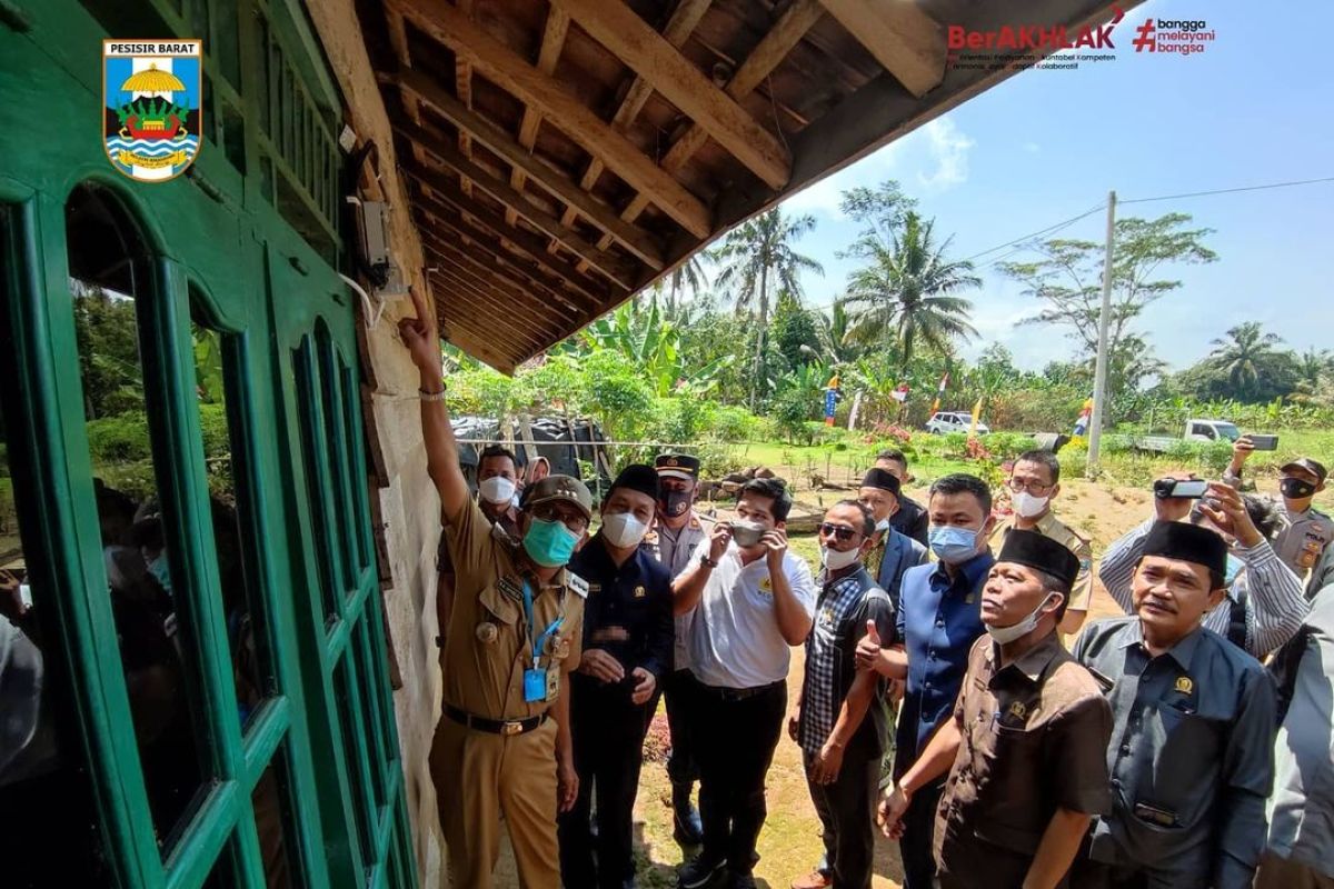 Bupati Pesisir Barat hadiri penyalaan perdana KWH meter listrik pelanggan baru