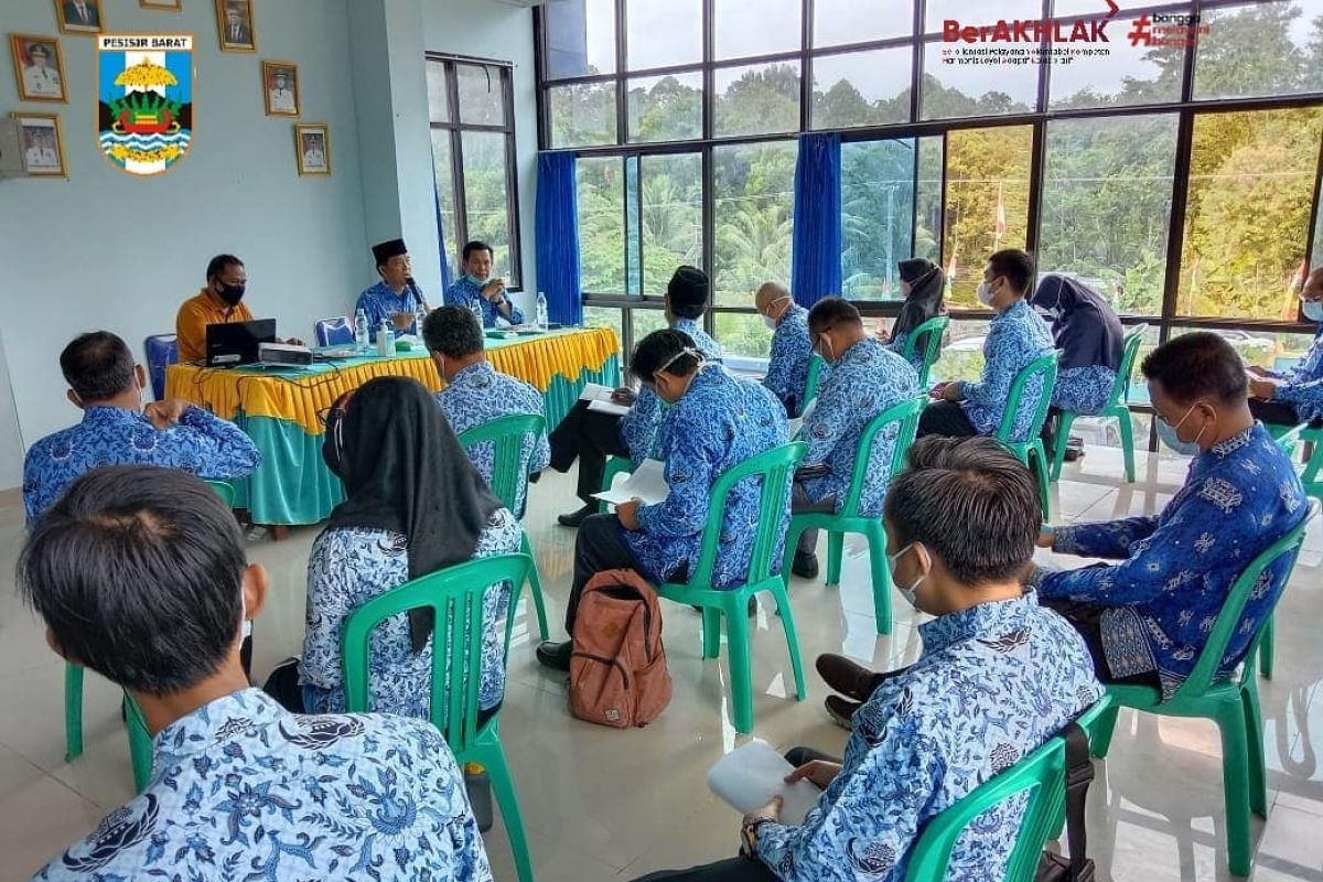 Dinas Kesehatan Pesisir Barat gelar rapat percepatan vaksinasi COVID-19