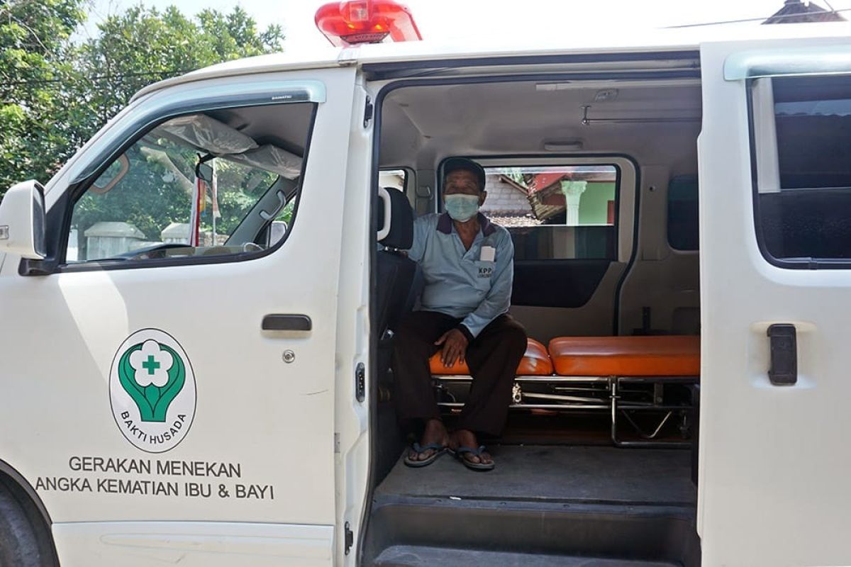 Pemkot Kediri jemput lansia dengan mobil ambulans demi percepat vaksinasi