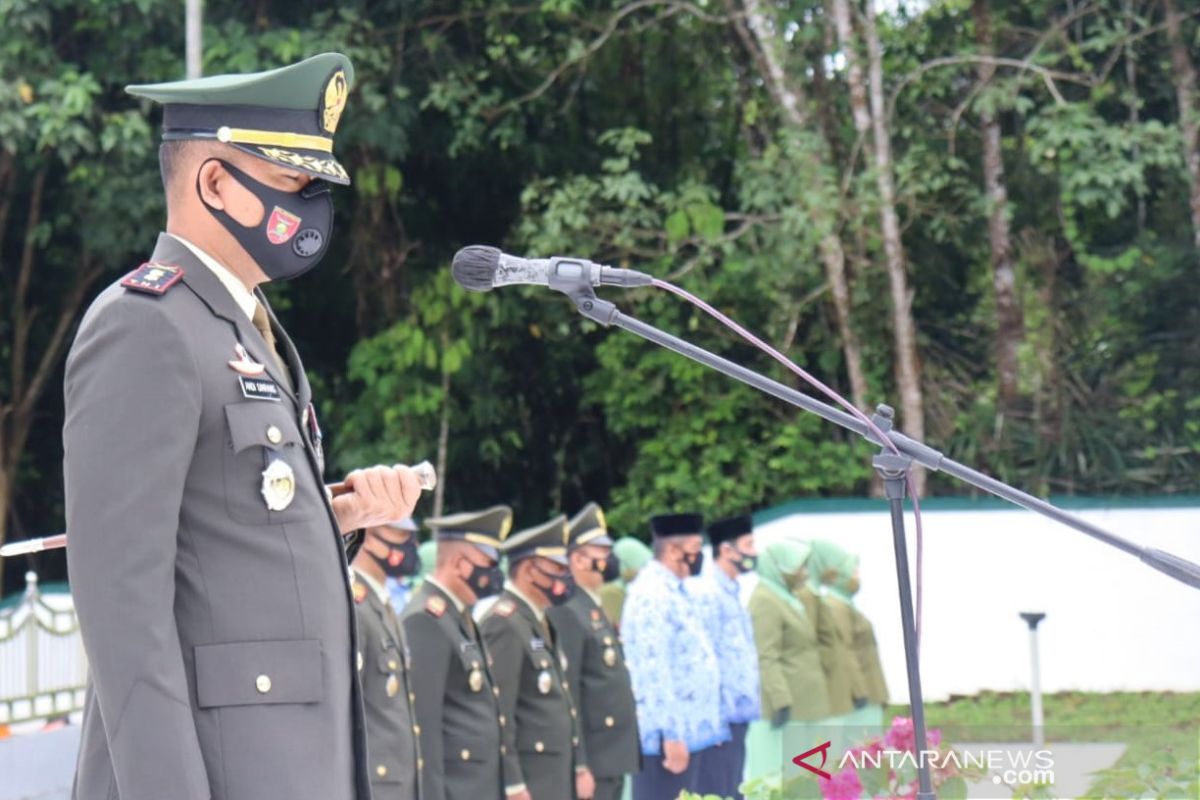 HUT ke-76 TNI : Renungan anggota Kodim 1010 / Tapin di makam pahlawan