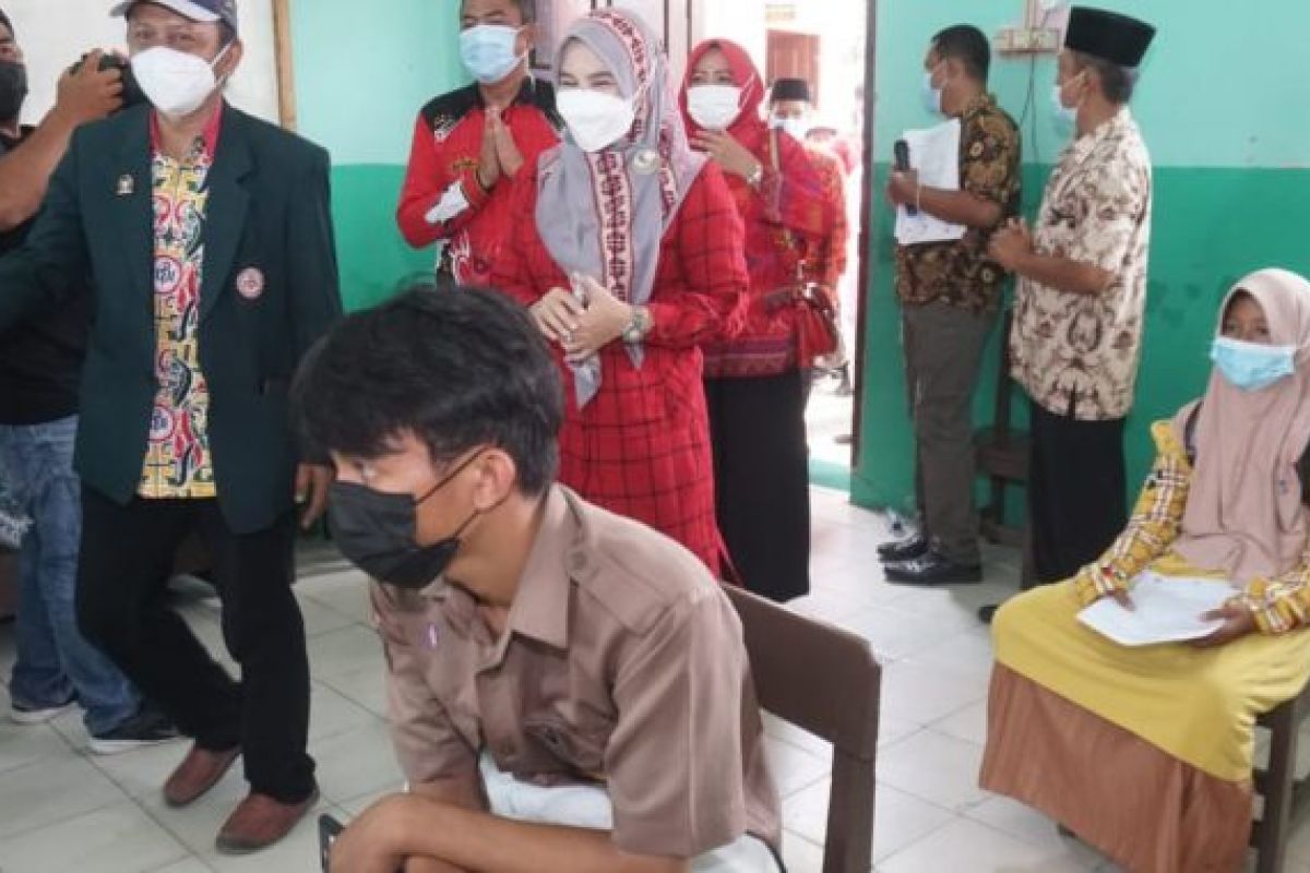 Duta Vaksin Lampung Selatan tinjau pelaksanaan vaksinasi pelajar di Sidomulyo