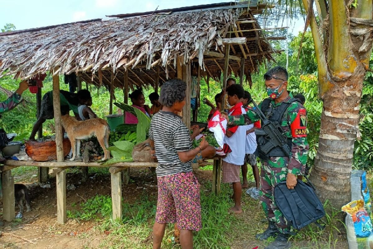 Satgas TNI Yonif 403 bagikan baju merah putih untuk warga perbatasan RI-PNG