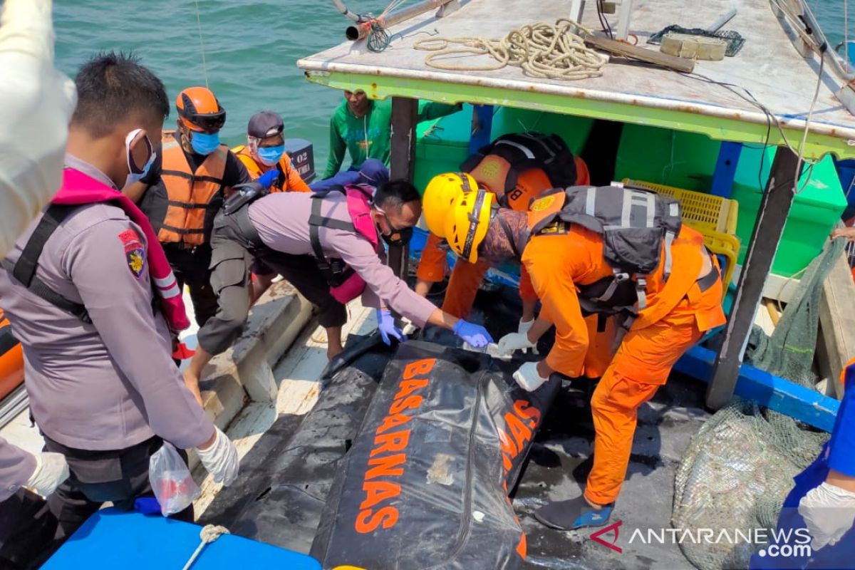 Tim gabungan evakuasi jenazah nelayan korban tabrakan kapal di Selat Bangka