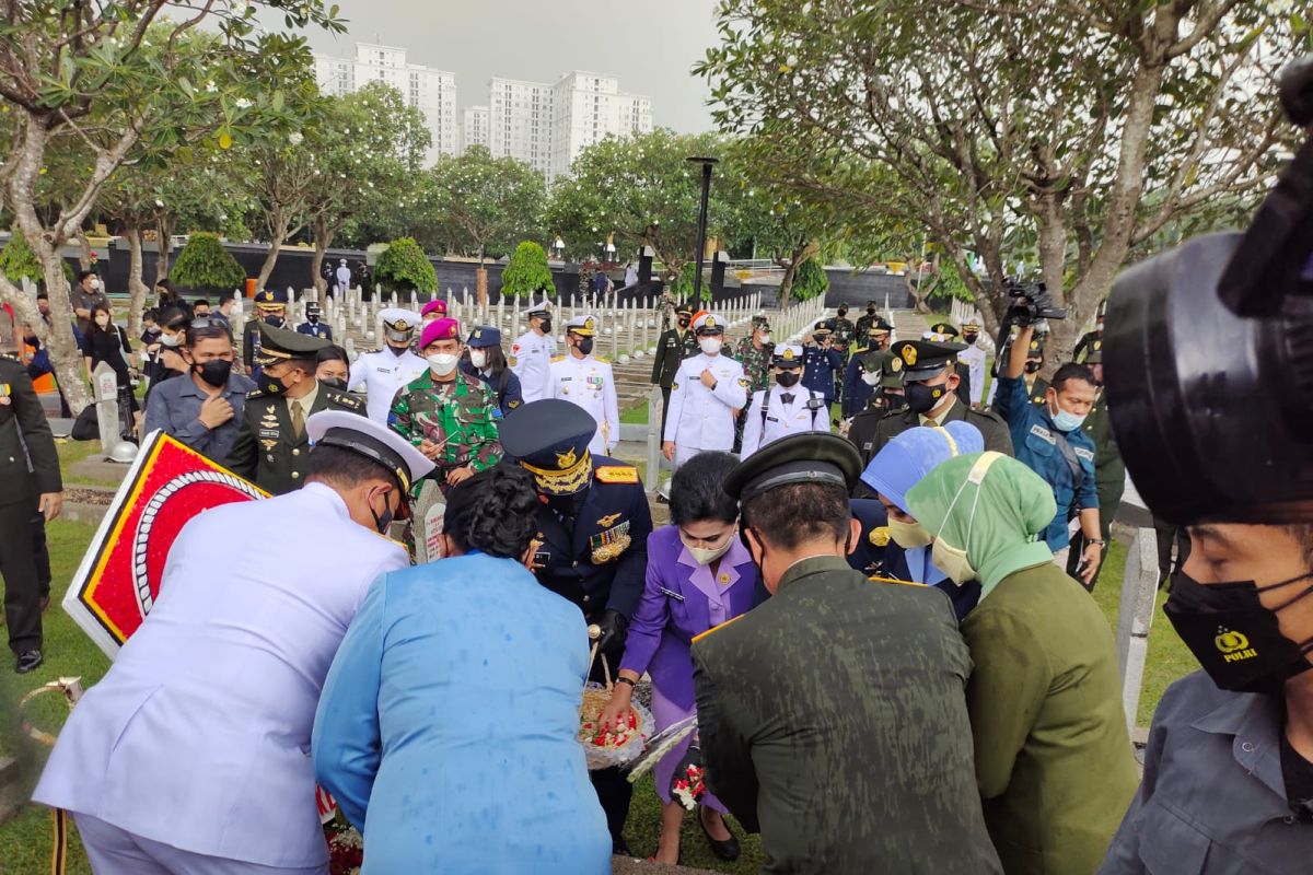 Jelang HUT TNI, Panglima Hadi tabur bunga di tengah guyuran hujan