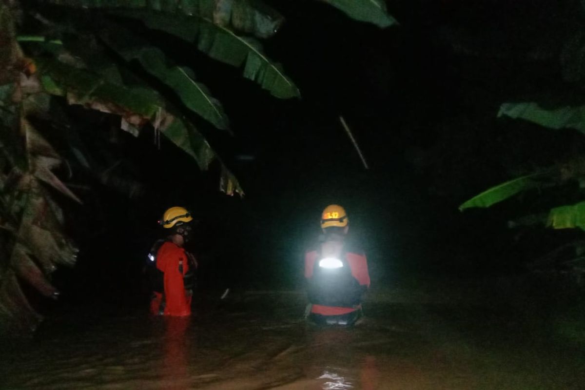 Empat orang dilaporkan hilang setelah banjir dan tanah longsor melanda Luwu