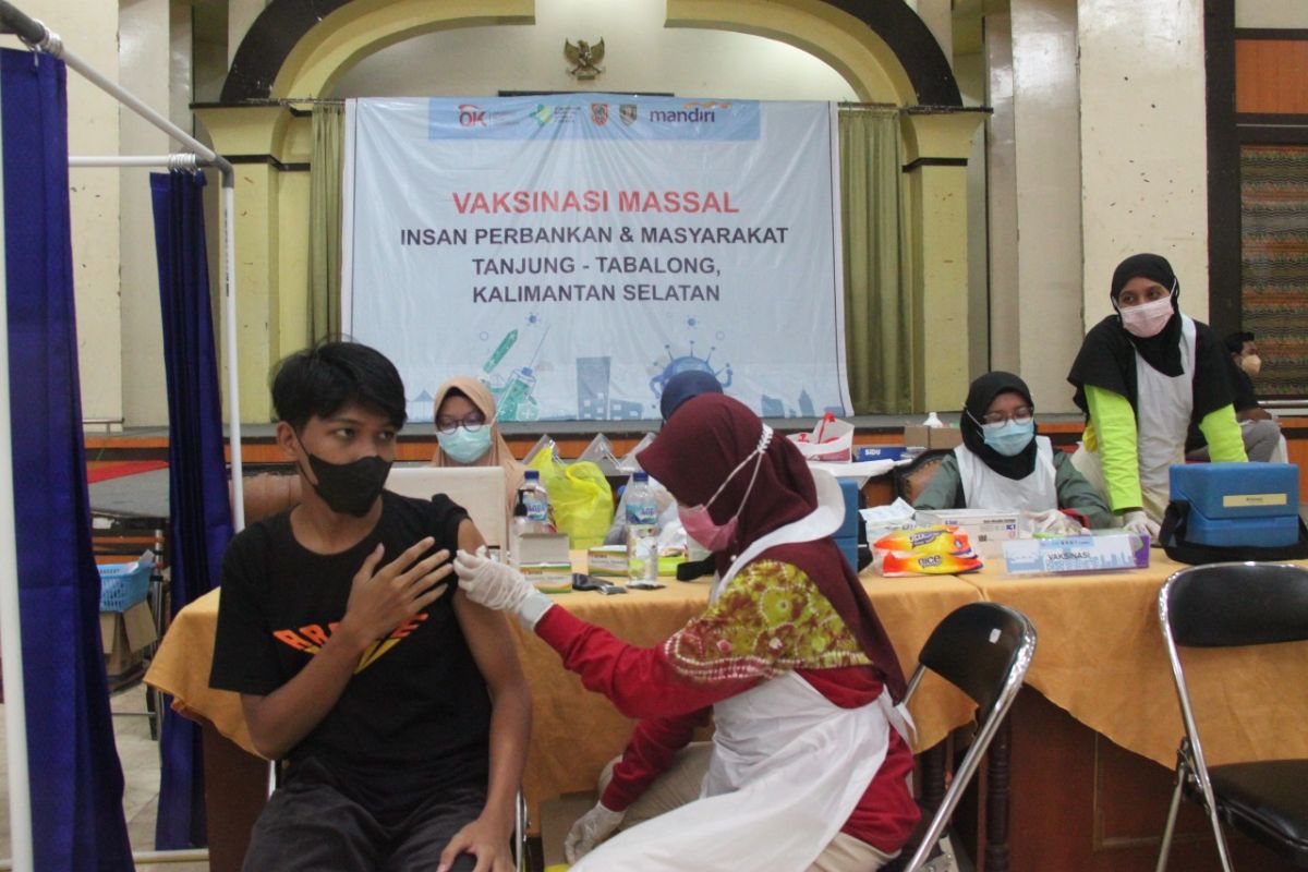 Si Dokkes Polres Tabalong vaksinasi 596 orang