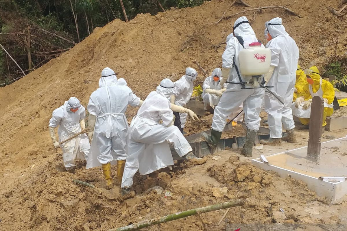 Makam rawan longsor, 38 jenazah pasien COVID dipindahkan