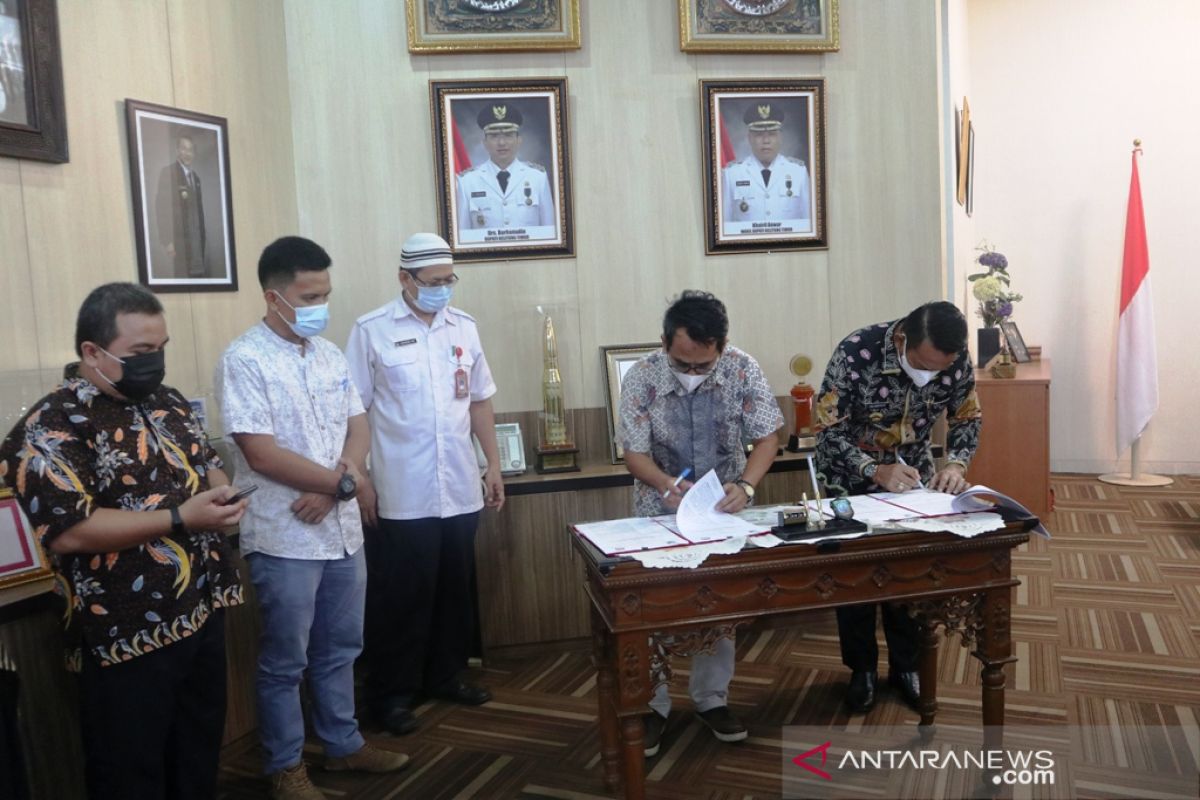 KPU serahkan sebanyak 243 unit thermogun kepada Pemkab Belitung Timur