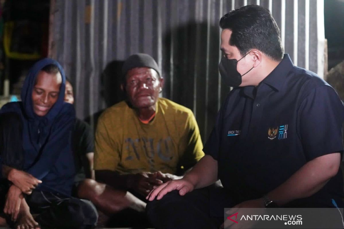 Menteri Erick jenguk mantan pebasket Jacklien Ibo saat tinjau PON Papua