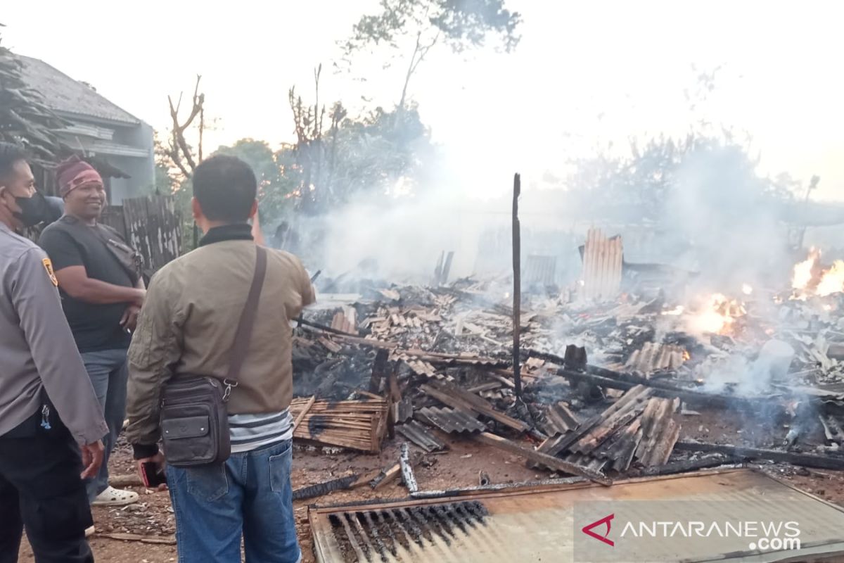 Kebakaran disebabkan ledakan korek gas seorang warga alami luka bakar