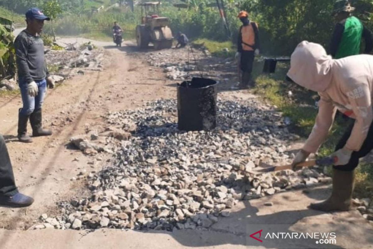 Purwakarta rampungkan pengaspalan dan beton jalan 13,5 km saat pandemi