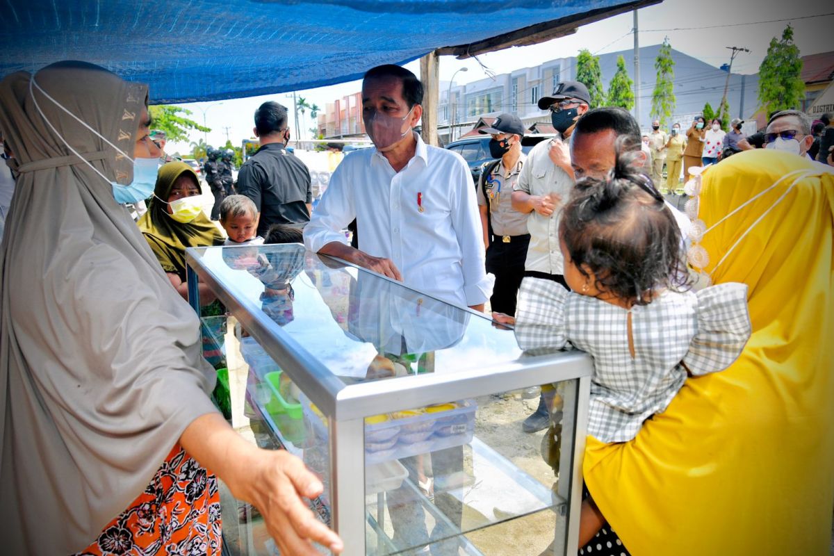 Jokowi sempat hampiri pedagang yang bentangkan spanduk di Sorong