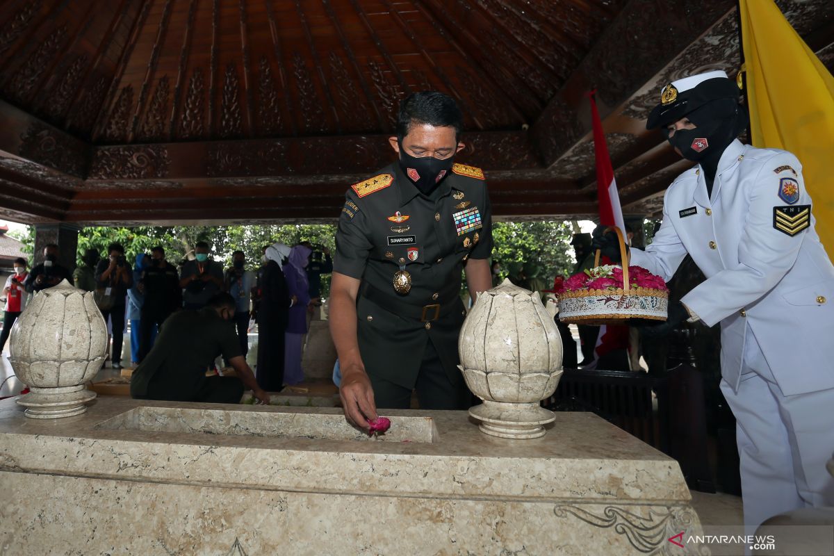 Jelang HUT ke-76, rombongan prajurit TNI ziarah ke makam Bung Karno