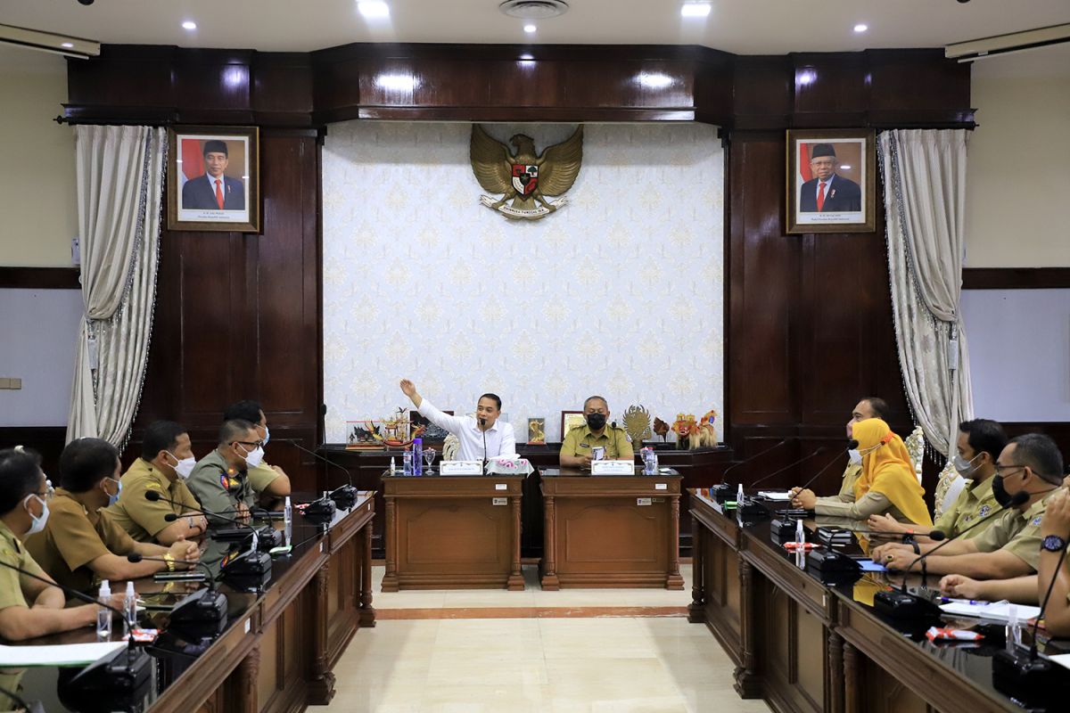 Wali Kota Surabaya minta camat-lurah edukasi pedagang soal prokes