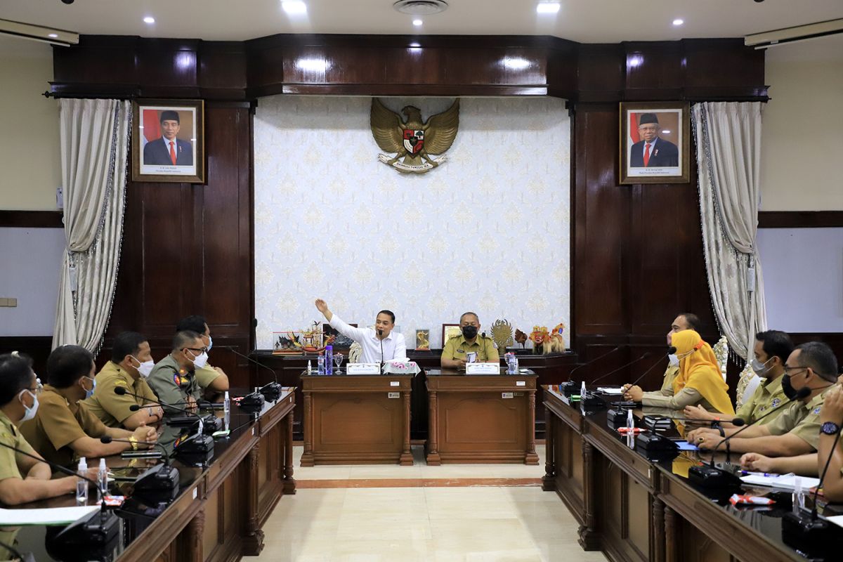 Wali Kota Surabaya minta camat-lurah beri kelonggaran pedagang berjualan