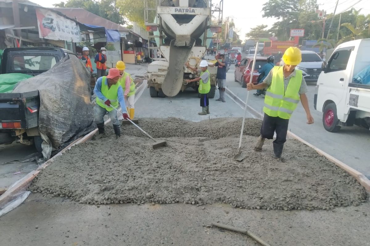 Dinas PU Kukar lakukan perbaikan jalan rusak di depan SPBU Tenggarong